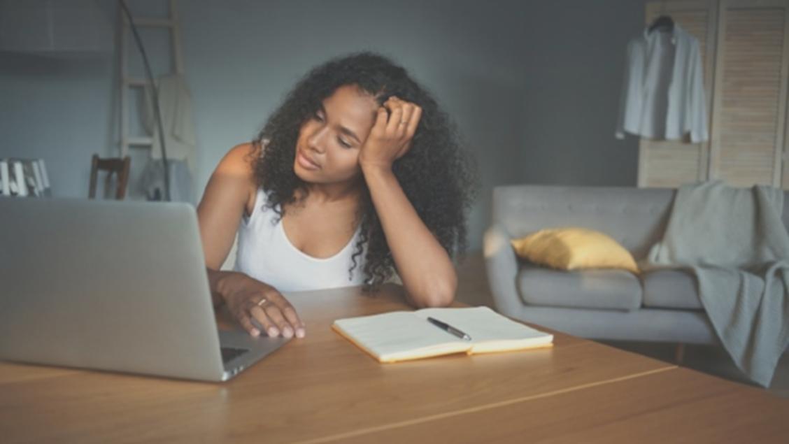 Análisis de datos presupuestarios en pantalla con gráficos y métricas de evaluación comparativa