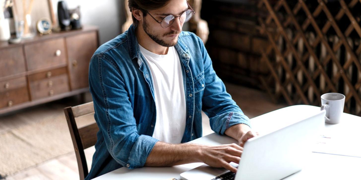 Educación en línea sobre evaluación comparativa de presupuestos con estudiantes y recursos digitales